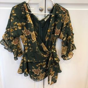New Essue hello molly floral wrap top M